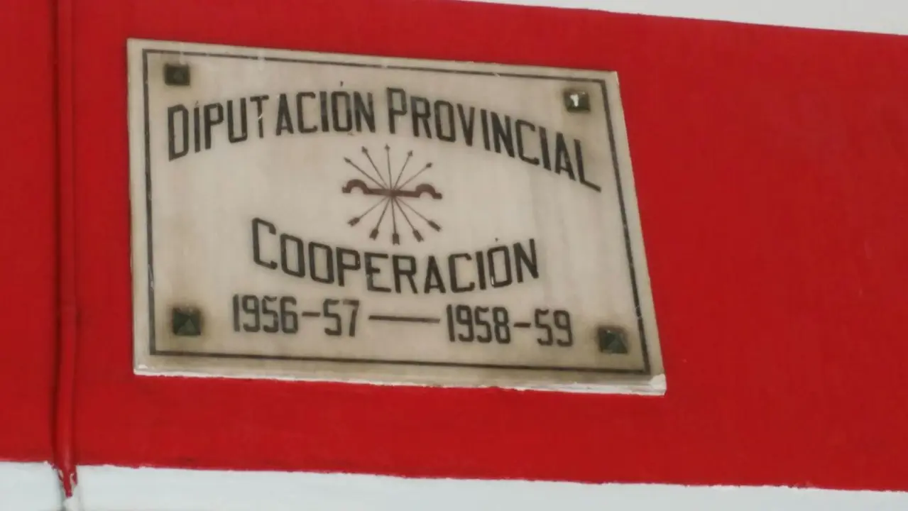 <p>Aqu&iacute; tedes unha serie de imaxes que son unha vergo&ntilde;a para o noso concello. Simbolox&iacute;a que coa lei na man o goberno municipal&nbsp;do PSOE ter&iacute;a que ter eliminado hai tempo. Animamos a que nos facilitedes m&aacute;is fotos de lugares que atopedes polo concello da Guarda.</p>
