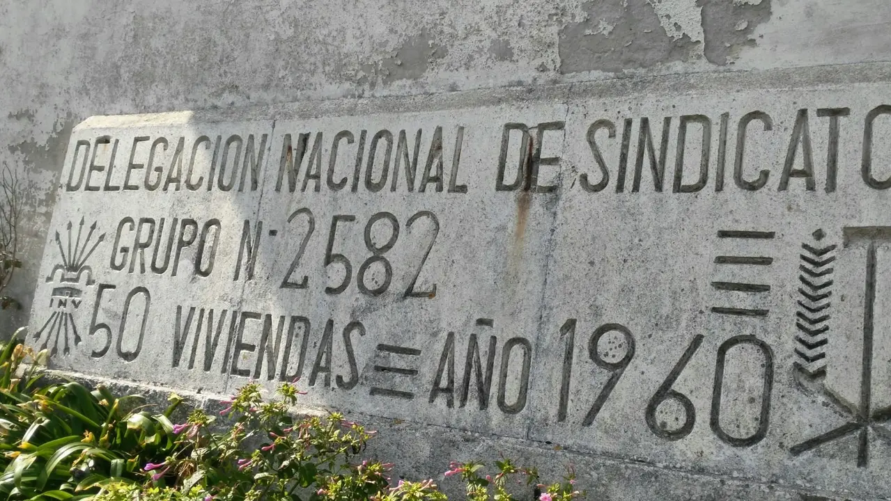 <p>Aqu&iacute; tedes unha serie de imaxes que son unha vergo&ntilde;a para o noso concello. Simbolox&iacute;a que coa lei na man o goberno municipal&nbsp;do PSOE ter&iacute;a que ter eliminado hai tempo. Animamos a que nos facilitedes m&aacute;is fotos de lugares que atopedes polo concello da Guarda.</p>
