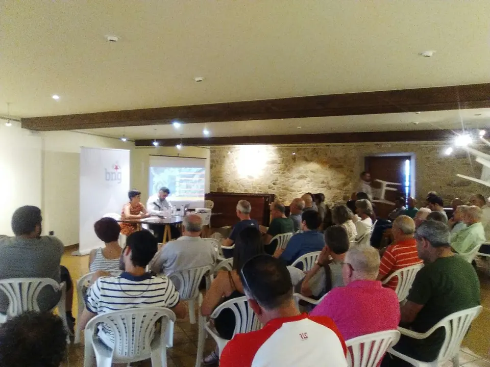 <p>Imaxes do acto realizado nos baixos do Concello do Rosal o&nbsp;martes d&iacute;a 20 de xu&ntilde;o,&nbsp;no que se tratou o modelo do BNG sobre mobilidade no Rosal.</p>

