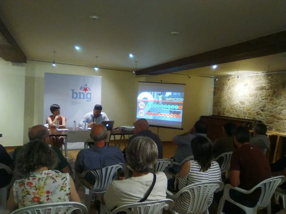 <p>Imaxes do acto realizado nos baixos do Concello do Rosal o&nbsp;martes d&iacute;a 20 de xu&ntilde;o,&nbsp;no que se tratou o modelo do BNG sobre mobilidade no Rosal.</p>
