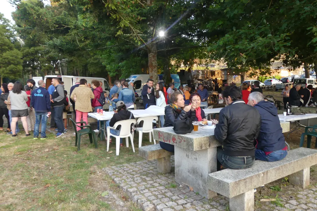 <p>Todos os anos na comarca do Baixo Mi&ntilde;o celebramos a nosa Festa Nacionalista. Un momento de convivio, de reflexi&oacute;n pol&iacute;tica, de festa, de bo comer e con boa m&uacute;sica.</p>

<p>Despois dun ano de traballo pol&iacute;tico, toca relaxarse e&nbsp;pasalo ben, para seguir traballando por este pa&iacute;s o resto do ano.&nbsp;Este ano&nbsp;celebrouse&nbsp;no Concello da Guarda, nun lugar incompar&aacute;bel ao p&eacute; do monte Trega, no lugar co&ntilde;ecido como o Monti&ntilde;o.</p>

<p>Contamos coa presenza de <strong>&Aacute;ngel Baz, portavoz municipal</strong>,<strong> Laureano Mu&iacute;&ntilde;os, Respons&aacute;bel Comarcal do BNG</strong> e&nbsp;<strong>Ana Pont&oacute;n, Portavoz Nacional do BNG</strong>, que compartiron&nbsp;con n&oacute;s este d&iacute;a de festa...</p>

<p><a href="http://baixominho.bng.gal/estaticas/festa-nacionalista-do-baixo-mino-2017.html">http://baixominho.bng.gal/estaticas/festa-nacionalista-do-baixo-mino-2017.html</a></p>
