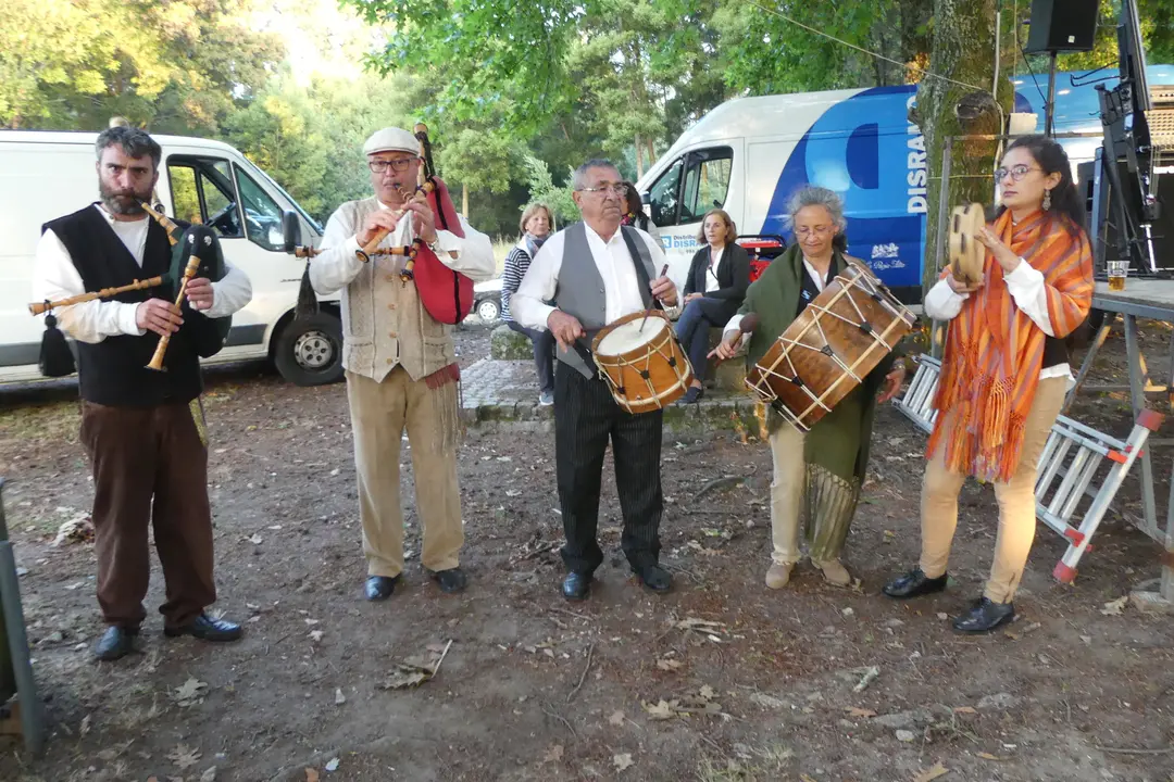 <p>Todos os anos na comarca do Baixo Mi&ntilde;o celebramos a nosa Festa Nacionalista. Un momento de convivio, de reflexi&oacute;n pol&iacute;tica, de festa, de bo comer e con boa m&uacute;sica.</p>

<p>Despois dun ano de traballo pol&iacute;tico, toca relaxarse e&nbsp;pasalo ben, para seguir traballando por este pa&iacute;s o resto do ano.&nbsp;Este ano&nbsp;celebrouse&nbsp;no Concello da Guarda, nun lugar incompar&aacute;bel ao p&eacute; do monte Trega, no lugar co&ntilde;ecido como o Monti&ntilde;o.</p>

<p>Contamos coa presenza de <strong>&Aacute;ngel Baz, portavoz municipal</strong>,<strong> Laureano Mu&iacute;&ntilde;os, Respons&aacute;bel Comarcal do BNG</strong> e&nbsp;<strong>Ana Pont&oacute;n, Portavoz Nacional do BNG</strong>, que compartiron&nbsp;con n&oacute;s este d&iacute;a de festa...</p>

<p><a href="http://baixominho.bng.gal/estaticas/festa-nacionalista-do-baixo-mino-2017.html">http://baixominho.bng.gal/estaticas/festa-nacionalista-do-baixo-mino-2017.html</a></p>
