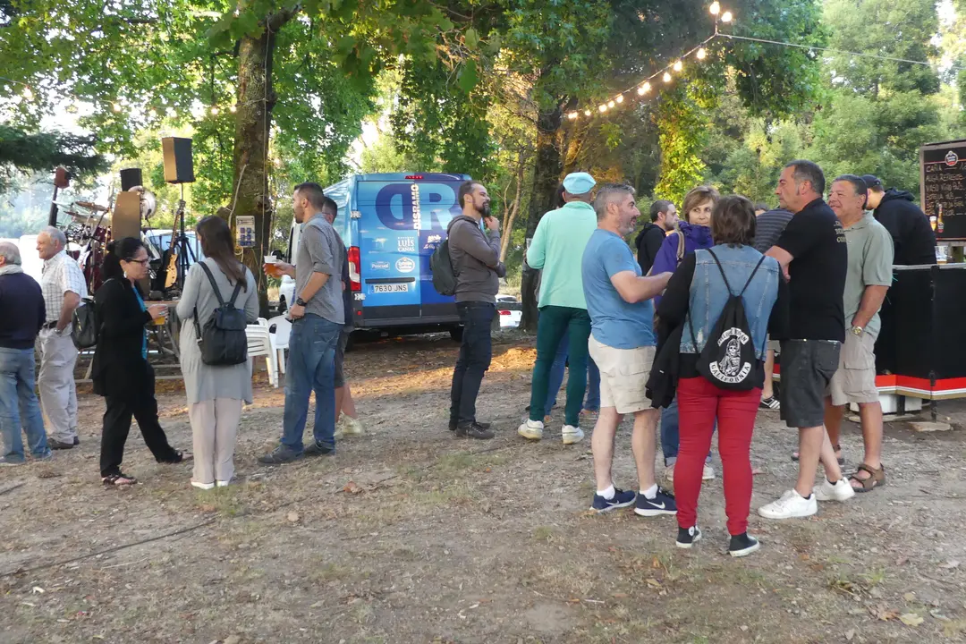 <p>Todos os anos na comarca do Baixo Mi&ntilde;o celebramos a nosa Festa Nacionalista. Un momento de convivio, de reflexi&oacute;n pol&iacute;tica, de festa, de bo comer e con boa m&uacute;sica.</p>

<p>Despois dun ano de traballo pol&iacute;tico, toca relaxarse e&nbsp;pasalo ben, para seguir traballando por este pa&iacute;s o resto do ano.&nbsp;Este ano&nbsp;celebrouse&nbsp;no Concello da Guarda, nun lugar incompar&aacute;bel ao p&eacute; do monte Trega, no lugar co&ntilde;ecido como o Monti&ntilde;o.</p>

<p>Contamos coa presenza de <strong>&Aacute;ngel Baz, portavoz municipal</strong>,<strong> Laureano Mu&iacute;&ntilde;os, Respons&aacute;bel Comarcal do BNG</strong> e&nbsp;<strong>Ana Pont&oacute;n, Portavoz Nacional do BNG</strong>, que compartiron&nbsp;con n&oacute;s este d&iacute;a de festa...</p>

<p><a href="http://baixominho.bng.gal/estaticas/festa-nacionalista-do-baixo-mino-2017.html">http://baixominho.bng.gal/estaticas/festa-nacionalista-do-baixo-mino-2017.html</a></p>
