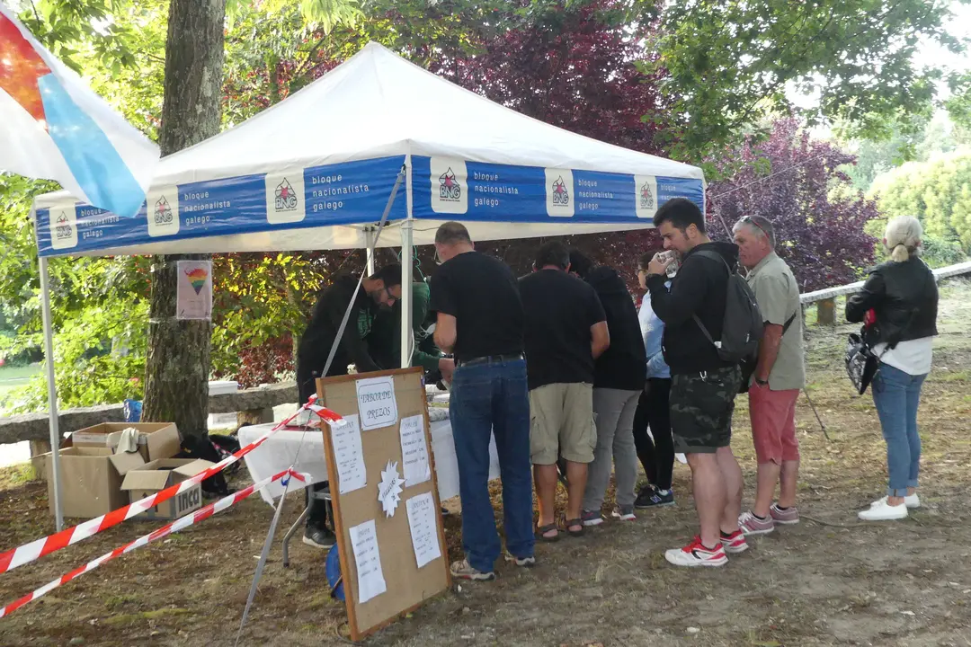 <p>Todos os anos na comarca do Baixo Mi&ntilde;o celebramos a nosa Festa Nacionalista. Un momento de convivio, de reflexi&oacute;n pol&iacute;tica, de festa, de bo comer e con boa m&uacute;sica.</p>

<p>Despois dun ano de traballo pol&iacute;tico, toca relaxarse e&nbsp;pasalo ben, para seguir traballando por este pa&iacute;s o resto do ano.&nbsp;Este ano&nbsp;celebrouse&nbsp;no Concello da Guarda, nun lugar incompar&aacute;bel ao p&eacute; do monte Trega, no lugar co&ntilde;ecido como o Monti&ntilde;o.</p>

<p>Contamos coa presenza de <strong>&Aacute;ngel Baz, portavoz municipal</strong>,<strong> Laureano Mu&iacute;&ntilde;os, Respons&aacute;bel Comarcal do BNG</strong> e&nbsp;<strong>Ana Pont&oacute;n, Portavoz Nacional do BNG</strong>, que compartiron&nbsp;con n&oacute;s este d&iacute;a de festa...</p>

<p><a href="http://baixominho.bng.gal/estaticas/festa-nacionalista-do-baixo-mino-2017.html">http://baixominho.bng.gal/estaticas/festa-nacionalista-do-baixo-mino-2017.html</a></p>
