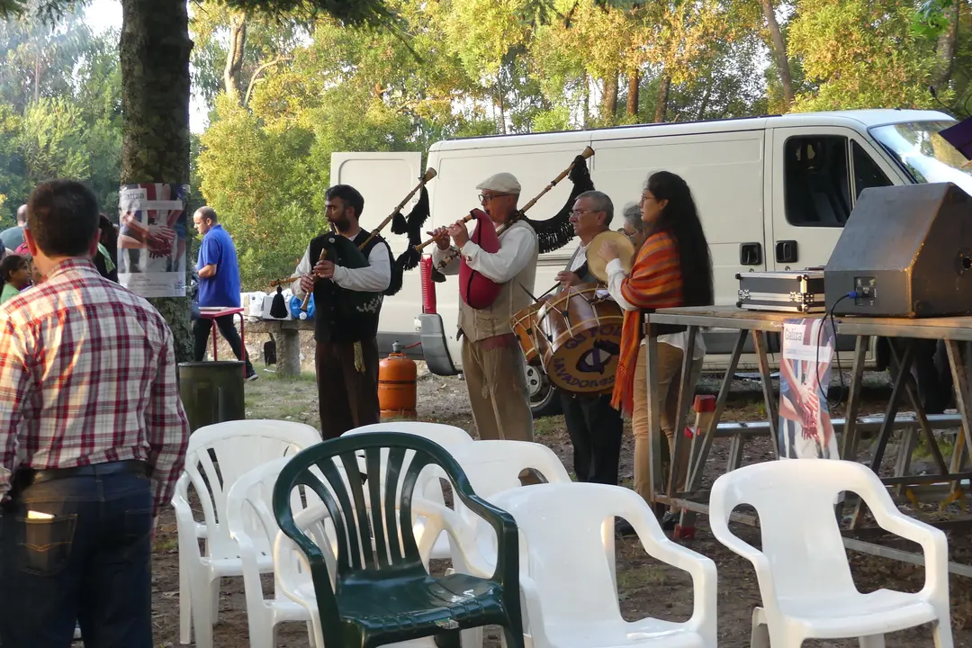 <p>Todos os anos na comarca do Baixo Mi&ntilde;o celebramos a nosa Festa Nacionalista. Un momento de convivio, de reflexi&oacute;n pol&iacute;tica, de festa, de bo comer e con boa m&uacute;sica.</p>

<p>Despois dun ano de traballo pol&iacute;tico, toca relaxarse e&nbsp;pasalo ben, para seguir traballando por este pa&iacute;s o resto do ano.&nbsp;Este ano&nbsp;celebrouse&nbsp;no Concello da Guarda, nun lugar incompar&aacute;bel ao p&eacute; do monte Trega, no lugar co&ntilde;ecido como o Monti&ntilde;o.</p>

<p>Contamos coa presenza de <strong>&Aacute;ngel Baz, portavoz municipal</strong>,<strong> Laureano Mu&iacute;&ntilde;os, Respons&aacute;bel Comarcal do BNG</strong> e&nbsp;<strong>Ana Pont&oacute;n, Portavoz Nacional do BNG</strong>, que compartiron&nbsp;con n&oacute;s este d&iacute;a de festa...</p>

<p><a href="http://baixominho.bng.gal/estaticas/festa-nacionalista-do-baixo-mino-2017.html">http://baixominho.bng.gal/estaticas/festa-nacionalista-do-baixo-mino-2017.html</a></p>
