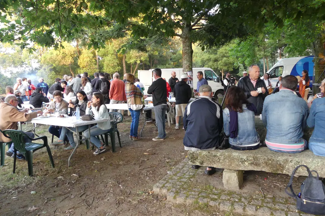 <p>Todos os anos na comarca do Baixo Mi&ntilde;o celebramos a nosa Festa Nacionalista. Un momento de convivio, de reflexi&oacute;n pol&iacute;tica, de festa, de bo comer e con boa m&uacute;sica.</p>

<p>Despois dun ano de traballo pol&iacute;tico, toca relaxarse e&nbsp;pasalo ben, para seguir traballando por este pa&iacute;s o resto do ano.&nbsp;Este ano&nbsp;celebrouse&nbsp;no Concello da Guarda, nun lugar incompar&aacute;bel ao p&eacute; do monte Trega, no lugar co&ntilde;ecido como o Monti&ntilde;o.</p>

<p>Contamos coa presenza de <strong>&Aacute;ngel Baz, portavoz municipal</strong>,<strong> Laureano Mu&iacute;&ntilde;os, Respons&aacute;bel Comarcal do BNG</strong> e&nbsp;<strong>Ana Pont&oacute;n, Portavoz Nacional do BNG</strong>, que compartiron&nbsp;con n&oacute;s este d&iacute;a de festa...</p>

<p><a href="http://baixominho.bng.gal/estaticas/festa-nacionalista-do-baixo-mino-2017.html">http://baixominho.bng.gal/estaticas/festa-nacionalista-do-baixo-mino-2017.html</a></p>
