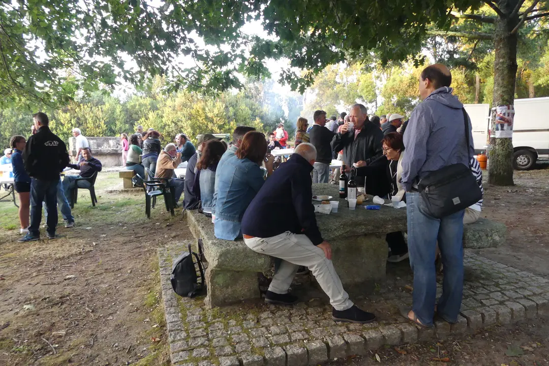 <p>Todos os anos na comarca do Baixo Mi&ntilde;o celebramos a nosa Festa Nacionalista. Un momento de convivio, de reflexi&oacute;n pol&iacute;tica, de festa, de bo comer e con boa m&uacute;sica.</p>

<p>Despois dun ano de traballo pol&iacute;tico, toca relaxarse e&nbsp;pasalo ben, para seguir traballando por este pa&iacute;s o resto do ano.&nbsp;Este ano&nbsp;celebrouse&nbsp;no Concello da Guarda, nun lugar incompar&aacute;bel ao p&eacute; do monte Trega, no lugar co&ntilde;ecido como o Monti&ntilde;o.</p>

<p>Contamos coa presenza de <strong>&Aacute;ngel Baz, portavoz municipal</strong>,<strong> Laureano Mu&iacute;&ntilde;os, Respons&aacute;bel Comarcal do BNG</strong> e&nbsp;<strong>Ana Pont&oacute;n, Portavoz Nacional do BNG</strong>, que compartiron&nbsp;con n&oacute;s este d&iacute;a de festa...</p>

<p><a href="http://baixominho.bng.gal/estaticas/festa-nacionalista-do-baixo-mino-2017.html">http://baixominho.bng.gal/estaticas/festa-nacionalista-do-baixo-mino-2017.html</a></p>
