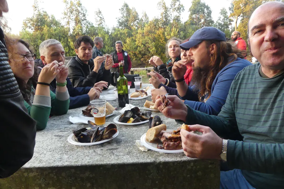 <p>Todos os anos na comarca do Baixo Mi&ntilde;o celebramos a nosa Festa Nacionalista. Un momento de convivio, de reflexi&oacute;n pol&iacute;tica, de festa, de bo comer e con boa m&uacute;sica.</p>

<p>Despois dun ano de traballo pol&iacute;tico, toca relaxarse e&nbsp;pasalo ben, para seguir traballando por este pa&iacute;s o resto do ano.&nbsp;Este ano&nbsp;celebrouse&nbsp;no Concello da Guarda, nun lugar incompar&aacute;bel ao p&eacute; do monte Trega, no lugar co&ntilde;ecido como o Monti&ntilde;o.</p>

<p>Contamos coa presenza de <strong>&Aacute;ngel Baz, portavoz municipal</strong>,<strong> Laureano Mu&iacute;&ntilde;os, Respons&aacute;bel Comarcal do BNG</strong> e&nbsp;<strong>Ana Pont&oacute;n, Portavoz Nacional do BNG</strong>, que compartiron&nbsp;con n&oacute;s este d&iacute;a de festa...</p>

<p><a href="http://baixominho.bng.gal/estaticas/festa-nacionalista-do-baixo-mino-2017.html">http://baixominho.bng.gal/estaticas/festa-nacionalista-do-baixo-mino-2017.html</a></p>
