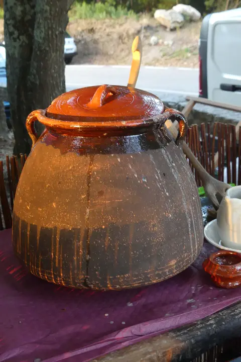 <p>Todos os anos na comarca do Baixo Mi&ntilde;o celebramos a nosa Festa Nacionalista. Un momento de convivio, de reflexi&oacute;n pol&iacute;tica, de festa, de bo comer e con boa m&uacute;sica.</p>

<p>Despois dun ano de traballo pol&iacute;tico, toca relaxarse e&nbsp;pasalo ben, para seguir traballando por este pa&iacute;s o resto do ano.&nbsp;Este ano&nbsp;celebrouse&nbsp;no Concello da Guarda, nun lugar incompar&aacute;bel ao p&eacute; do monte Trega, no lugar co&ntilde;ecido como o Monti&ntilde;o.</p>

<p>Contamos coa presenza de <strong>&Aacute;ngel Baz, portavoz municipal</strong>,<strong> Laureano Mu&iacute;&ntilde;os, Respons&aacute;bel Comarcal do BNG</strong> e&nbsp;<strong>Ana Pont&oacute;n, Portavoz Nacional do BNG</strong>, que compartiron&nbsp;con n&oacute;s este d&iacute;a de festa...</p>

<p><a href="http://baixominho.bng.gal/estaticas/festa-nacionalista-do-baixo-mino-2017.html">http://baixominho.bng.gal/estaticas/festa-nacionalista-do-baixo-mino-2017.html</a></p>
