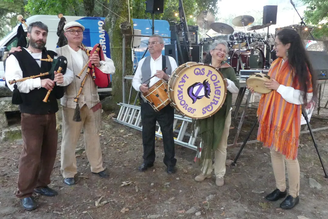 <p>Todos os anos na comarca do Baixo Mi&ntilde;o celebramos a nosa Festa Nacionalista. Un momento de convivio, de reflexi&oacute;n pol&iacute;tica, de festa, de bo comer e con boa m&uacute;sica.</p>

<p>Despois dun ano de traballo pol&iacute;tico, toca relaxarse e&nbsp;pasalo ben, para seguir traballando por este pa&iacute;s o resto do ano.&nbsp;Este ano&nbsp;celebrouse&nbsp;no Concello da Guarda, nun lugar incompar&aacute;bel ao p&eacute; do monte Trega, no lugar co&ntilde;ecido como o Monti&ntilde;o.</p>

<p>Contamos coa presenza de <strong>&Aacute;ngel Baz, portavoz municipal</strong>,<strong> Laureano Mu&iacute;&ntilde;os, Respons&aacute;bel Comarcal do BNG</strong> e&nbsp;<strong>Ana Pont&oacute;n, Portavoz Nacional do BNG</strong>, que compartiron&nbsp;con n&oacute;s este d&iacute;a de festa...</p>

<p><a href="http://baixominho.bng.gal/estaticas/festa-nacionalista-do-baixo-mino-2017.html">http://baixominho.bng.gal/estaticas/festa-nacionalista-do-baixo-mino-2017.html</a></p>
