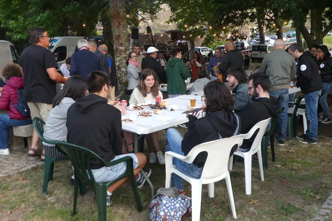 <p>Todos os anos na comarca do Baixo Mi&ntilde;o celebramos a nosa Festa Nacionalista. Un momento de convivio, de reflexi&oacute;n pol&iacute;tica, de festa, de bo comer e con boa m&uacute;sica.</p>

<p>Despois dun ano de traballo pol&iacute;tico, toca relaxarse e&nbsp;pasalo ben, para seguir traballando por este pa&iacute;s o resto do ano.&nbsp;Este ano&nbsp;celebrouse&nbsp;no Concello da Guarda, nun lugar incompar&aacute;bel ao p&eacute; do monte Trega, no lugar co&ntilde;ecido como o Monti&ntilde;o.</p>

<p>Contamos coa presenza de <strong>&Aacute;ngel Baz, portavoz municipal</strong>,<strong> Laureano Mu&iacute;&ntilde;os, Respons&aacute;bel Comarcal do BNG</strong> e&nbsp;<strong>Ana Pont&oacute;n, Portavoz Nacional do BNG</strong>, que compartiron&nbsp;con n&oacute;s este d&iacute;a de festa...</p>

<p><a href="http://baixominho.bng.gal/estaticas/festa-nacionalista-do-baixo-mino-2017.html">http://baixominho.bng.gal/estaticas/festa-nacionalista-do-baixo-mino-2017.html</a></p>
