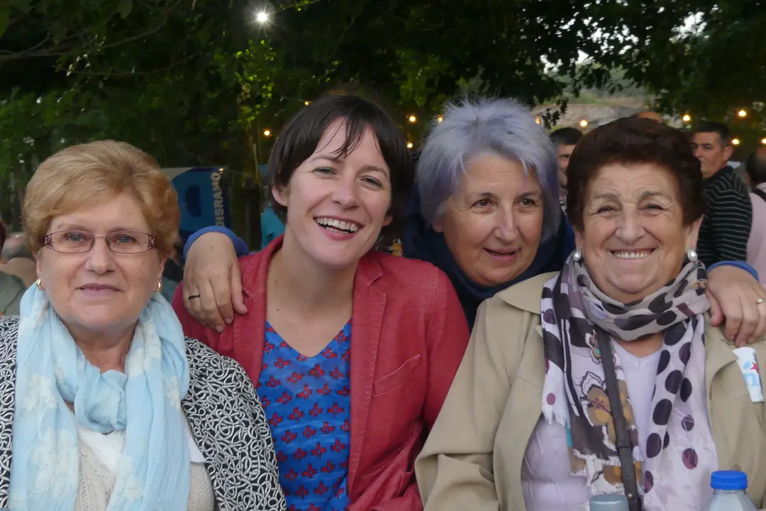<p>Todos os anos na comarca do Baixo Mi&ntilde;o celebramos a nosa Festa Nacionalista. Un momento de convivio, de reflexi&oacute;n pol&iacute;tica, de festa, de bo comer e con boa m&uacute;sica.</p>

<p>Despois dun ano de traballo pol&iacute;tico, toca relaxarse e&nbsp;pasalo ben, para seguir traballando por este pa&iacute;s o resto do ano.&nbsp;Este ano&nbsp;celebrouse&nbsp;no Concello da Guarda, nun lugar incompar&aacute;bel ao p&eacute; do monte Trega, no lugar co&ntilde;ecido como o Monti&ntilde;o.</p>

<p>Contamos coa presenza de <strong>&Aacute;ngel Baz, portavoz municipal</strong>,<strong> Laureano Mu&iacute;&ntilde;os, Respons&aacute;bel Comarcal do BNG</strong> e&nbsp;<strong>Ana Pont&oacute;n, Portavoz Nacional do BNG</strong>, que compartiron&nbsp;con n&oacute;s este d&iacute;a de festa...</p>

<p><a href="http://baixominho.bng.gal/estaticas/festa-nacionalista-do-baixo-mino-2017.html">http://baixominho.bng.gal/estaticas/festa-nacionalista-do-baixo-mino-2017.html</a></p>
