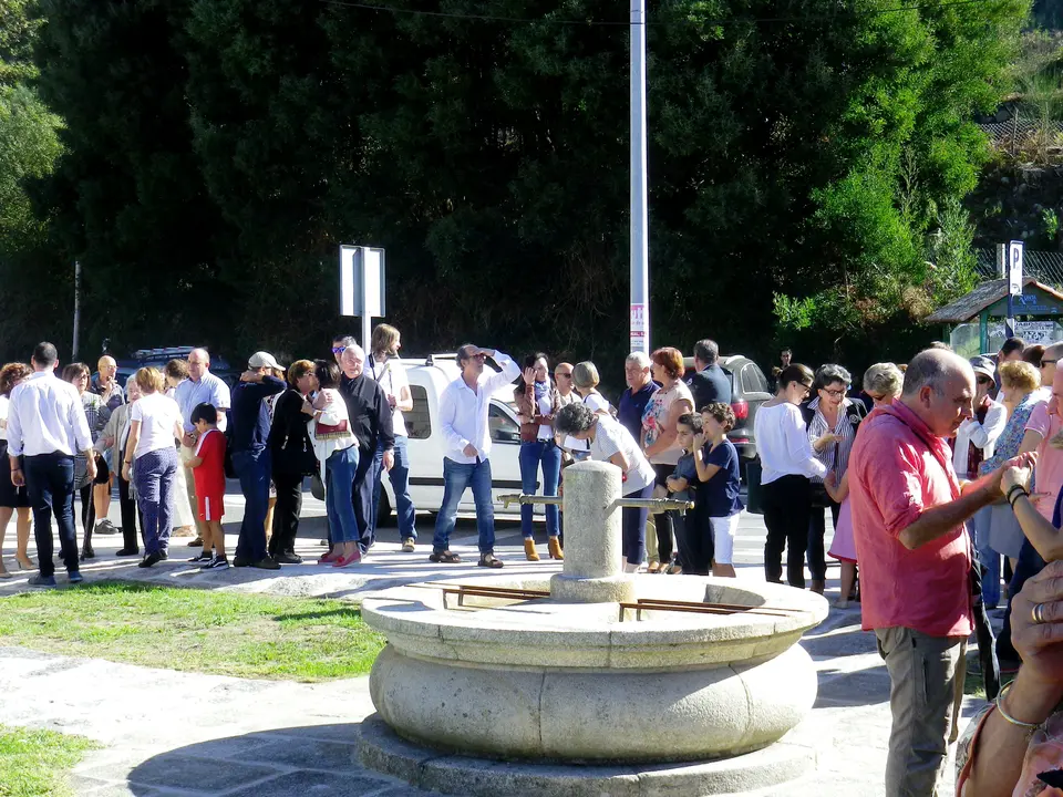 <p>Conxunto de fotograf&iacute;as do acto na inauguraci&oacute;n da Praza Xulia Su&aacute;rez celebrado o 29 de outubro, que exerceu de matrona no concello de Oia. Muller nacionalista e militante do BNG, que sempre estivo na loita social, enfront&aacute;ndose as inxustizas e levando a s&uacute;a profisi&oacute;n no coraz&oacute;n.</p>
