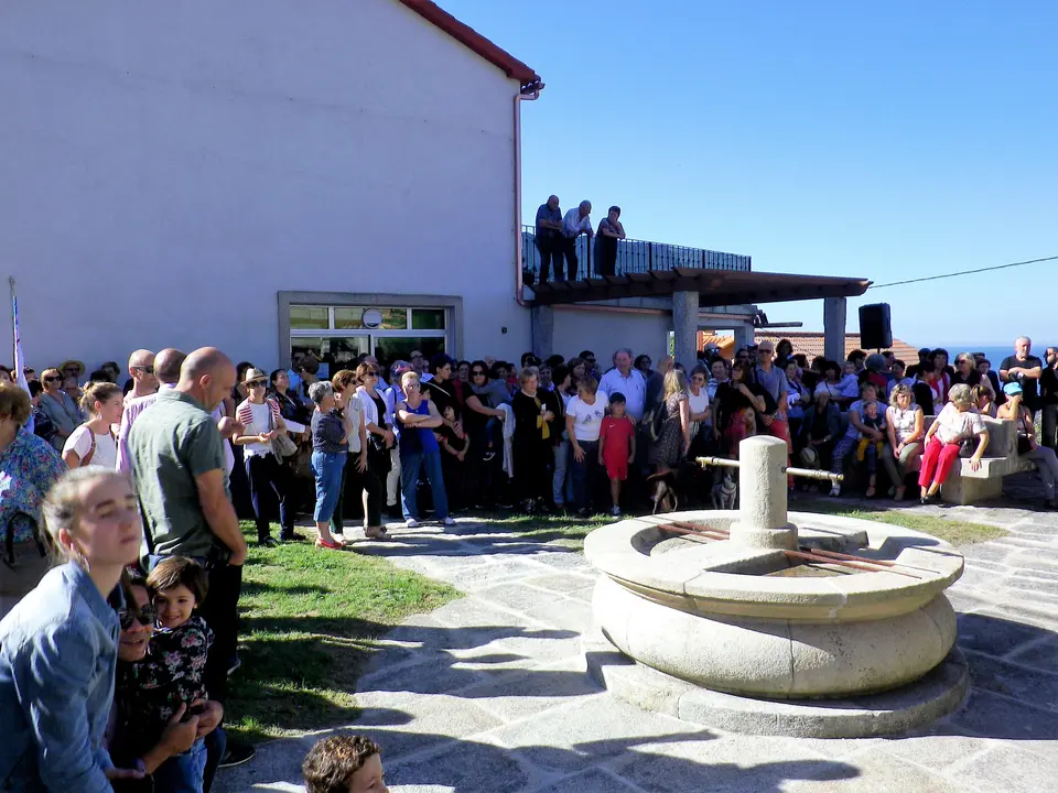<p>Conxunto de fotograf&iacute;as do acto na inauguraci&oacute;n da Praza Xulia Su&aacute;rez celebrado o 29 de outubro, que exerceu de matrona no concello de Oia. Muller nacionalista e militante do BNG, que sempre estivo na loita social, enfront&aacute;ndose as inxustizas e levando a s&uacute;a profisi&oacute;n no coraz&oacute;n.</p>
