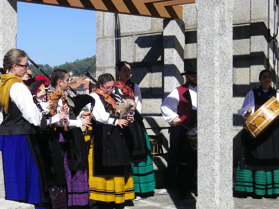 <p>Conxunto de fotograf&iacute;as do acto na inauguraci&oacute;n da Praza Xulia Su&aacute;rez celebrado o 29 de outubro, que exerceu de matrona no concello de Oia. Muller nacionalista e militante do BNG, que sempre estivo na loita social, enfront&aacute;ndose as inxustizas e levando a s&uacute;a profisi&oacute;n no coraz&oacute;n.</p>
