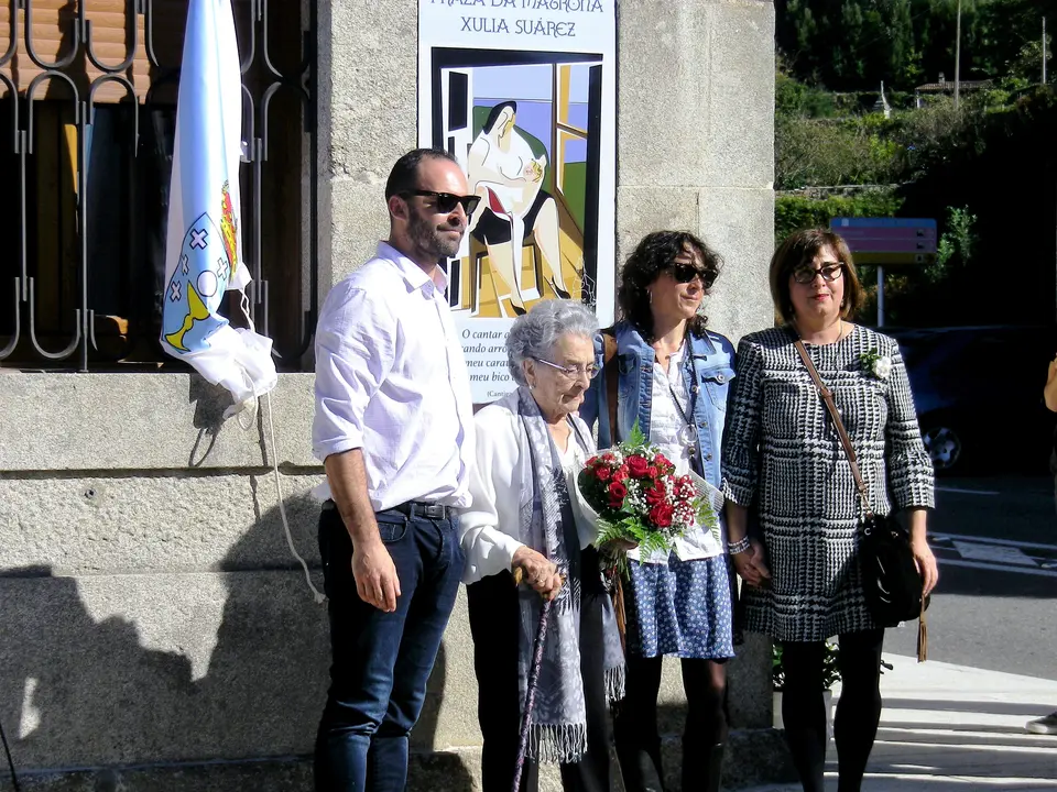 <p>Conxunto de fotograf&iacute;as do acto na inauguraci&oacute;n da Praza Xulia Su&aacute;rez celebrado o 29 de outubro, que exerceu de matrona no concello de Oia. Muller nacionalista e militante do BNG, que sempre estivo na loita social, enfront&aacute;ndose as inxustizas e levando a s&uacute;a profisi&oacute;n no coraz&oacute;n.</p>
