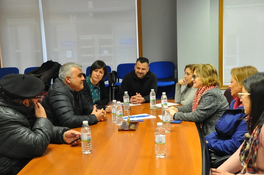 <p>Visita de Ana Pont&oacute;n &aacute; Guarda acompa&ntilde;ada da deputada de zona, Montse Prado, o portavoz municipal do BNG, &Aacute;ngel Baz, e a respons&aacute;bel local do BNG Bea Lomba.</p>
