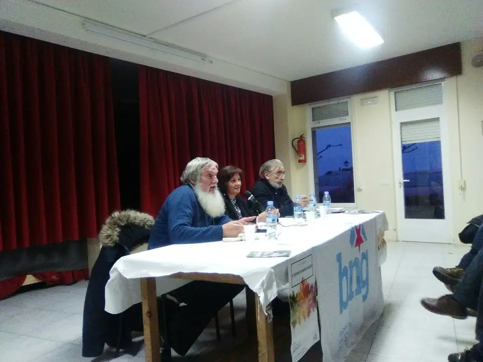 <p>Imaxes do acto celebrado en Oia baixo o t&iacute;tulo<strong> "O futuro do monte galego"</strong>, no que interviron: <strong>Paula soto</strong>, respons&aacute;bel local do BNG en Oia, <strong>Xos&eacute; Luis Rivas "Mini</strong>", deputado do BNG&nbsp;no Parlamento galego &nbsp;e <strong>Xos&eacute; Alfredo Pereira</strong>, presidente da Organizaci&oacute;n Galega de Montes.</p>
