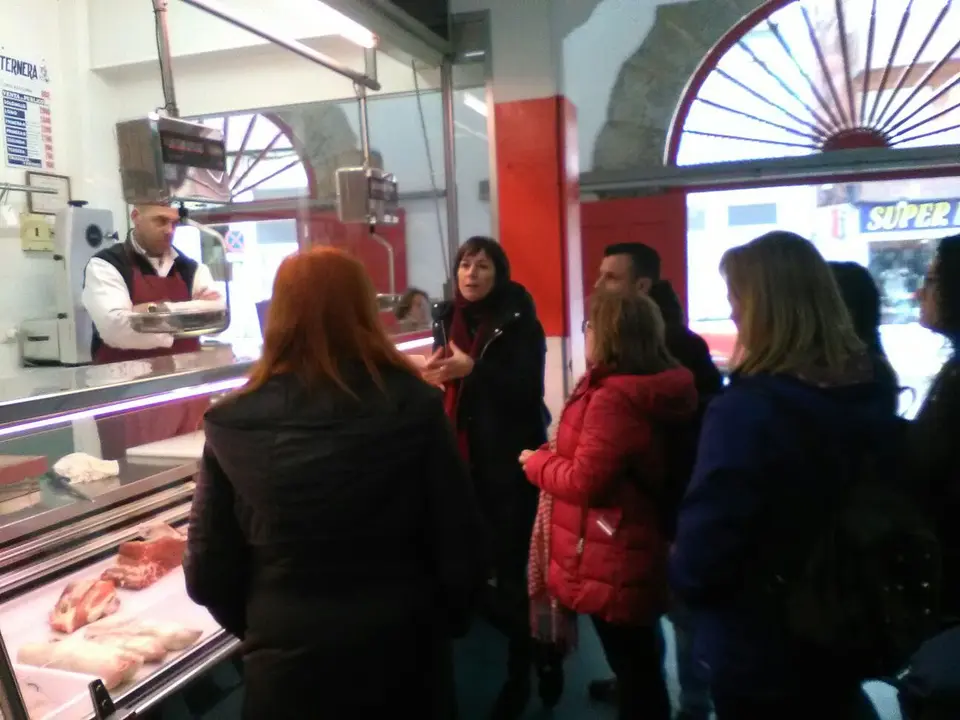<p>Visita de Ana Pont&oacute;n &aacute; Guarda acompa&ntilde;ada da deputada de zona, Montse Prado, o portavoz municipal do BNG, &Aacute;ngel Baz, e a respons&aacute;bel local do BNG Bea Lomba.</p>
