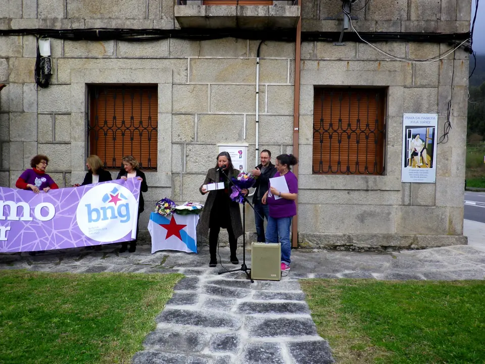 <p>Escolma de fotograf&iacute;as do acto po&eacute;tico musical celebrado na praza da matrona Xulia Su&aacute;rez de Oia co gallo do 8 de marzo D&iacute;a Internacional da Muller Traballadora.</p>
