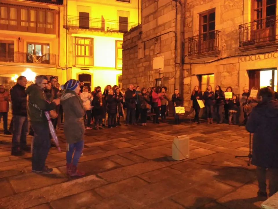 <p>Fotograf&iacute;as sobre a concentraci&oacute;n da Guarda&nbsp;en repulsa polo asasinato machista de Valga.</p>
