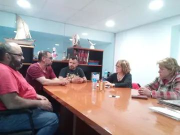 Montse Prado, &Aacute;ngel Baz e representantes da Confrad&iacute;a de pescadores