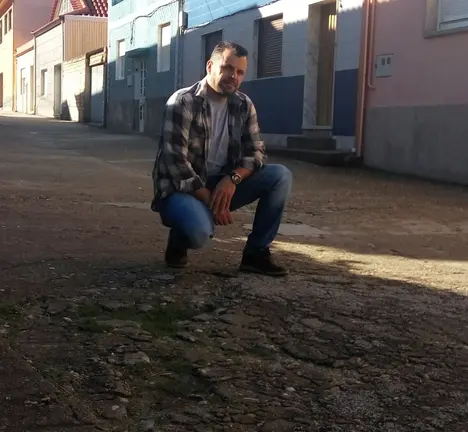 &Aacute;ngel Baz, portavoz municipal do BNG, na r&uacute;a de S Caetano