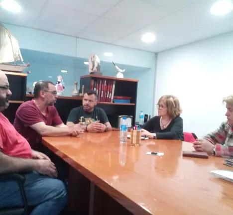 Montse Prado, &Aacute;ngel Baz e representantes da Confrad&iacute;a de pescadores