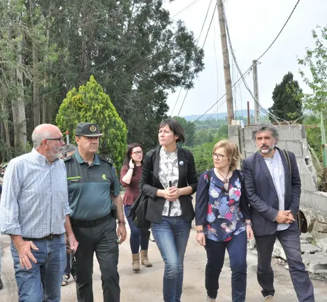 A portavoz nacional, Ana Pont&oacute;n, acompa&ntilde;ada pola deputada por Pontevedra, Montse Prado, o Alcalde das Neves, Xos&eacute; Rodriguez e concelleir@s e responsables do BNG de diferentes concellos visita &aacute; zona cero pola explosi&oacute;n pirot&eacute;cnica en Paramos.