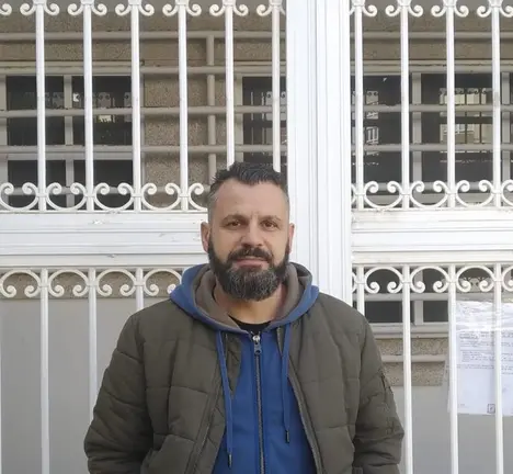 Portavoz municipal do BNG, Anxo Baz, diante da oficina do ISM
