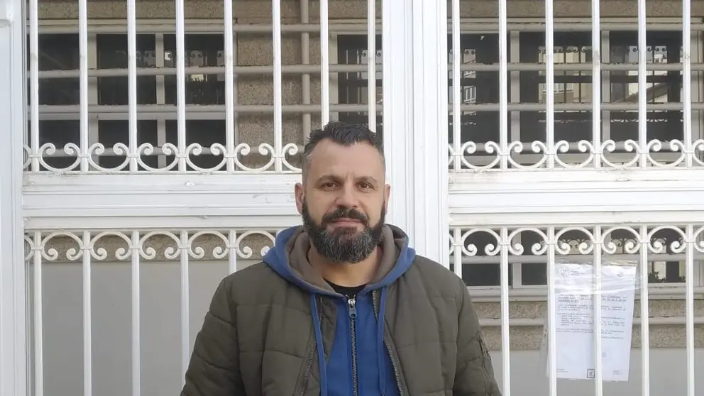 Portavoz municipal do BNG, Anxo Baz, diante da oficina do ISM