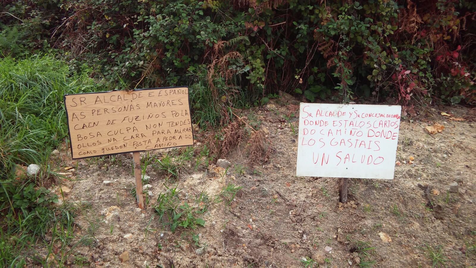 Carteis de veciñ@s amosando a disconformidade polo resultado das obras