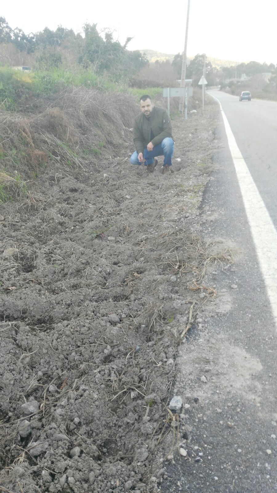 foto detalle da estrada de Camposancos con pegadas de xabarín