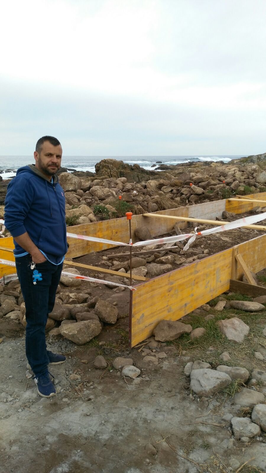 Ángel vaz diante do encofrado na Senda Litoral