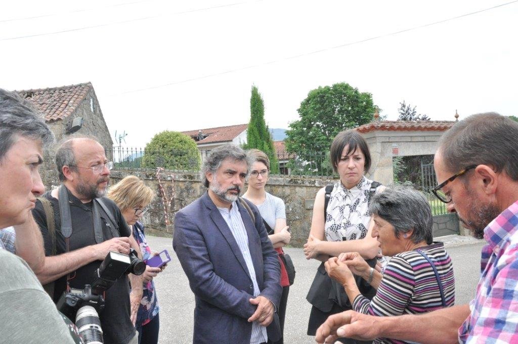 A portavoz nacional, Ana Pontón, acompañada pola deputada por Pontevedra, Montse Prado, o Alcalde das Neves, Xosé Rodriguez e concelleir@s e responsables do BNG de diferentes concellos con familias afectadas de Paramos.